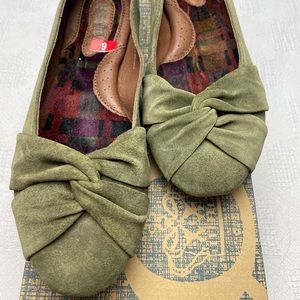 Born Lilly ballet flat green (olive) velvet sz 9